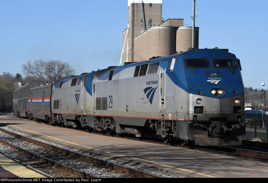 Eastbound "Empire Builder" comes into the station